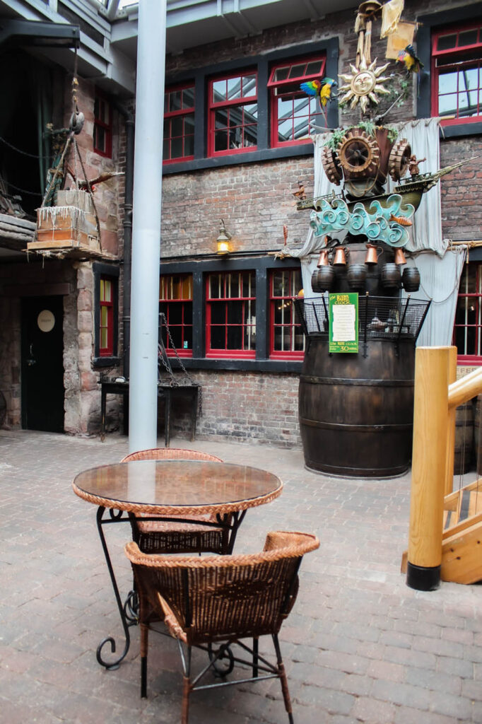 02 Courtyard + Courtyard cafe + Stables Bar_0014